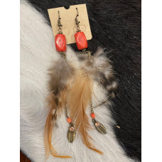 Orecchini con pietra rossa e piume marroni Orecchini con pietra rossa e piume marroni